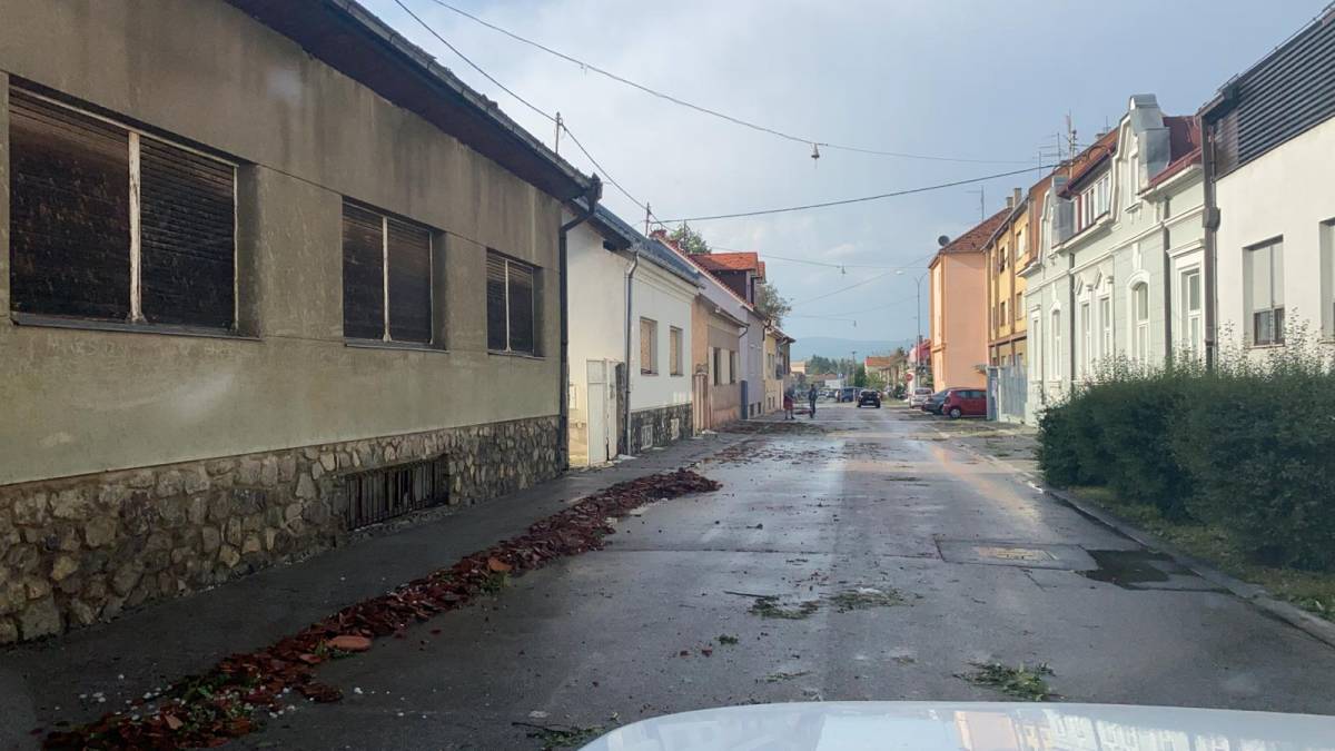 Požeština zbraja štetu: razbijeni autombili, uništeni krovovi, fasade, prozori i počupano drveće