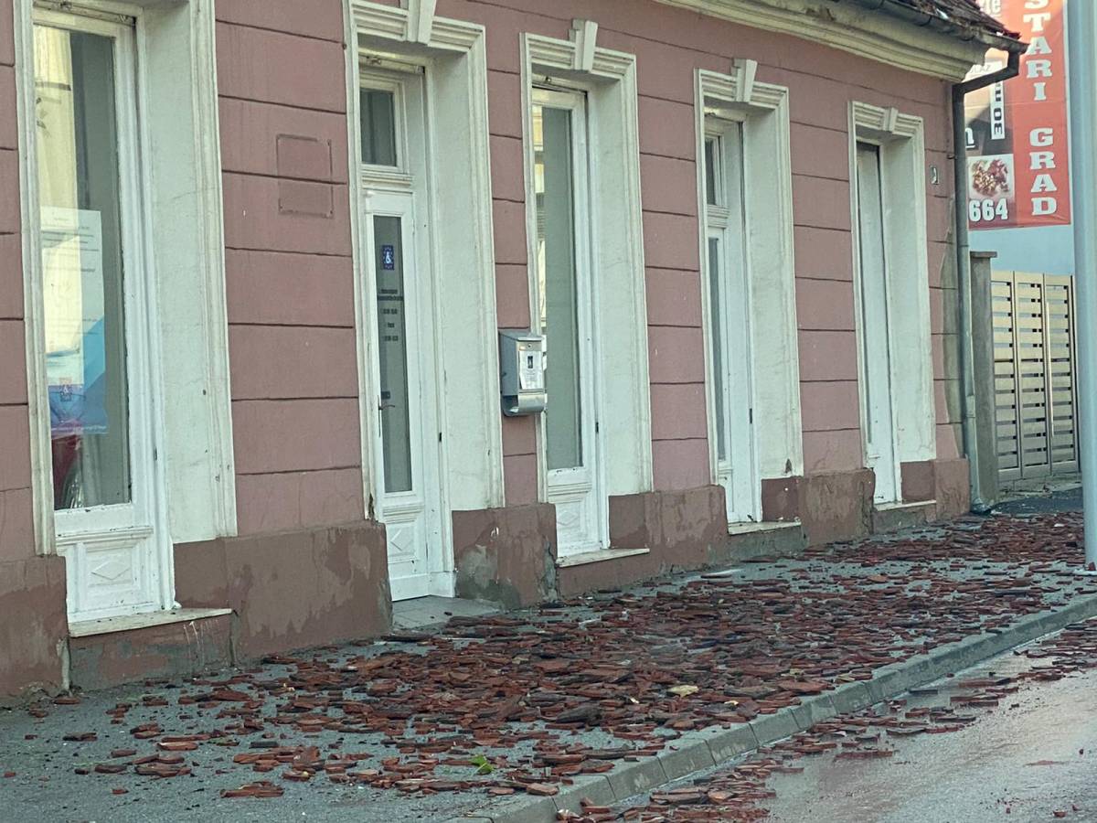 Požeština zbraja štetu: razbijeni autombili, uništeni krovovi, fasade, prozori i počupano drveće