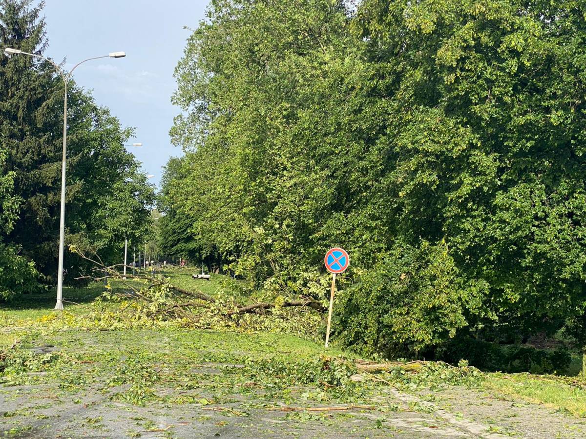 Požeština zbraja štetu: razbijeni autombili, uništeni krovovi, fasade, prozori i počupano drveće