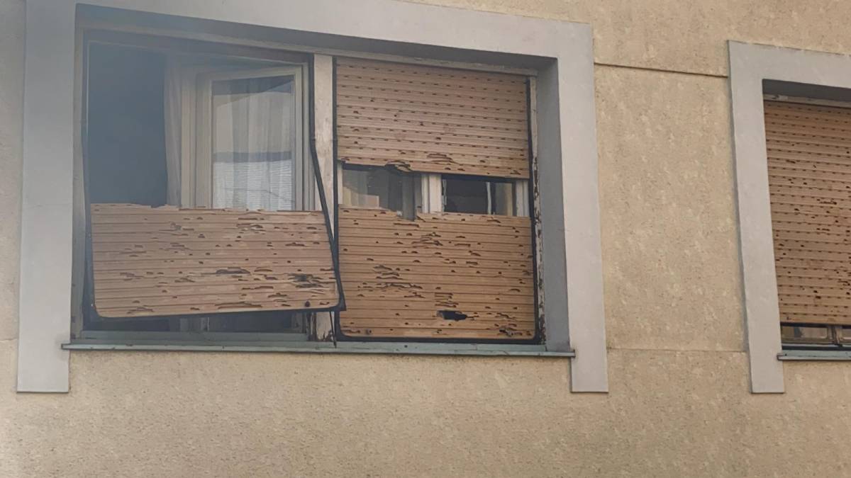 Požeština zbraja štetu: razbijeni autombili, uništeni krovovi, fasade, prozori i počupano drveće