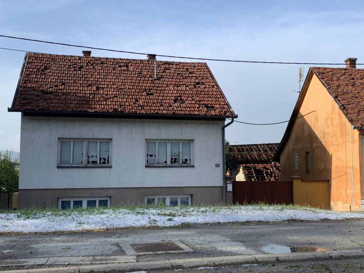 Požeština zbraja štetu: razbijeni autombili, uništeni krovovi, fasade, prozori i počupano drveće