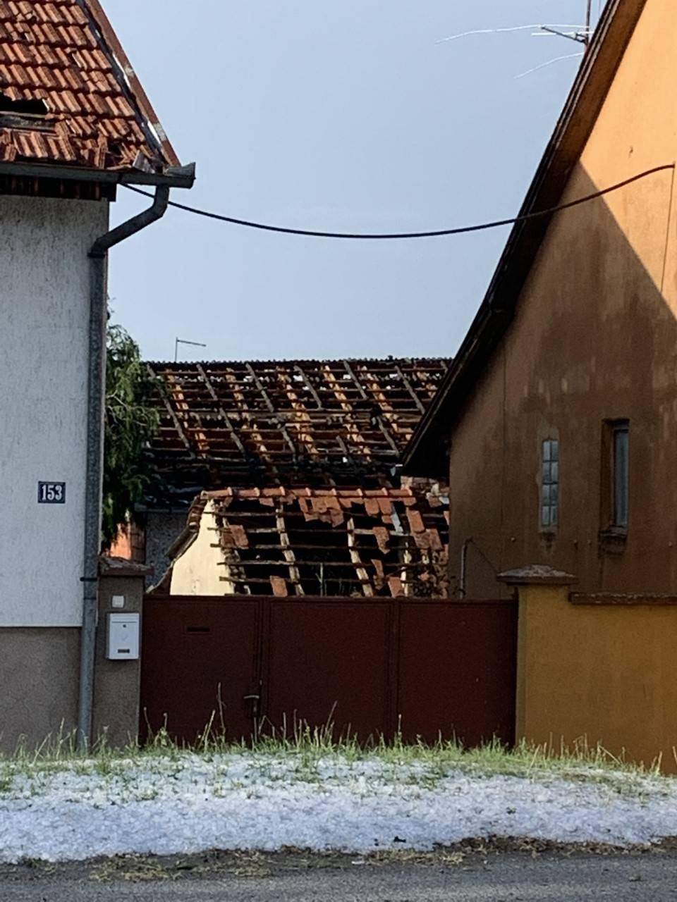 Požeština zbraja štetu: razbijeni autombili, uništeni krovovi, fasade, prozori i počupano drveće