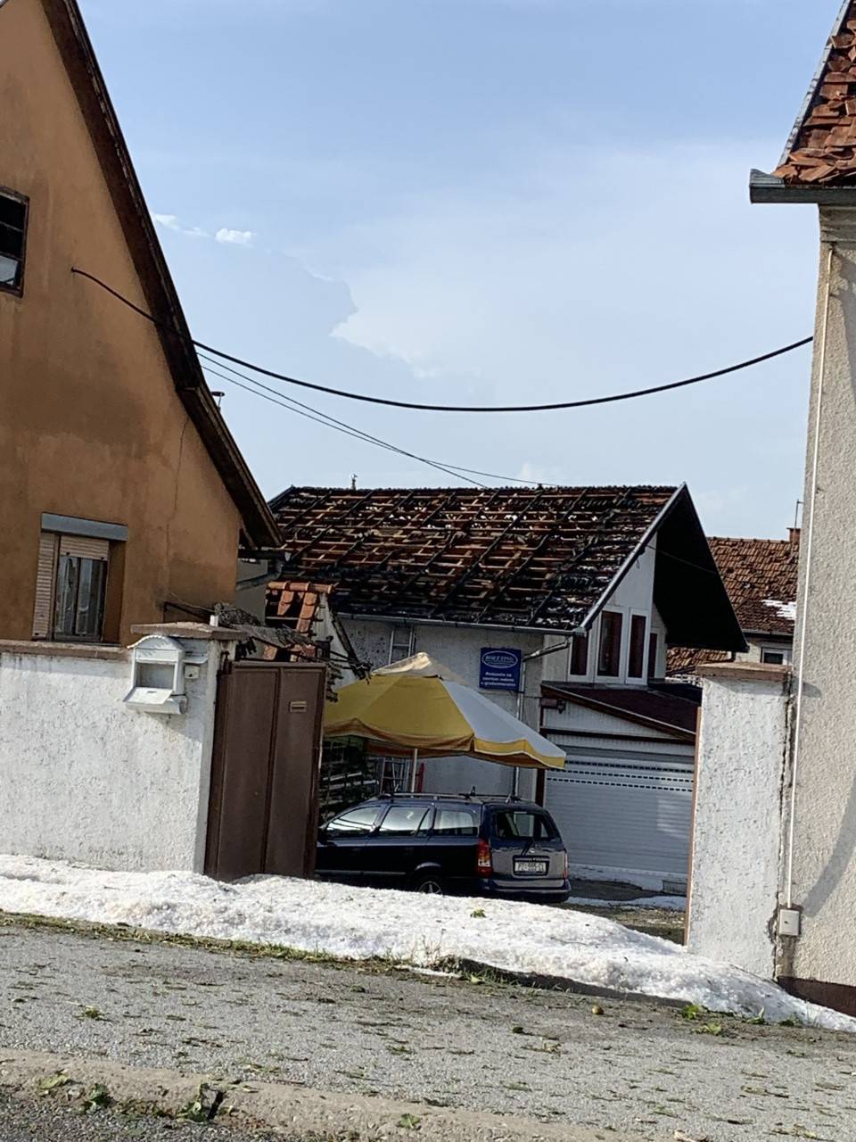 Požeština zbraja štetu: razbijeni autombili, uništeni krovovi, fasade, prozori i počupano drveće