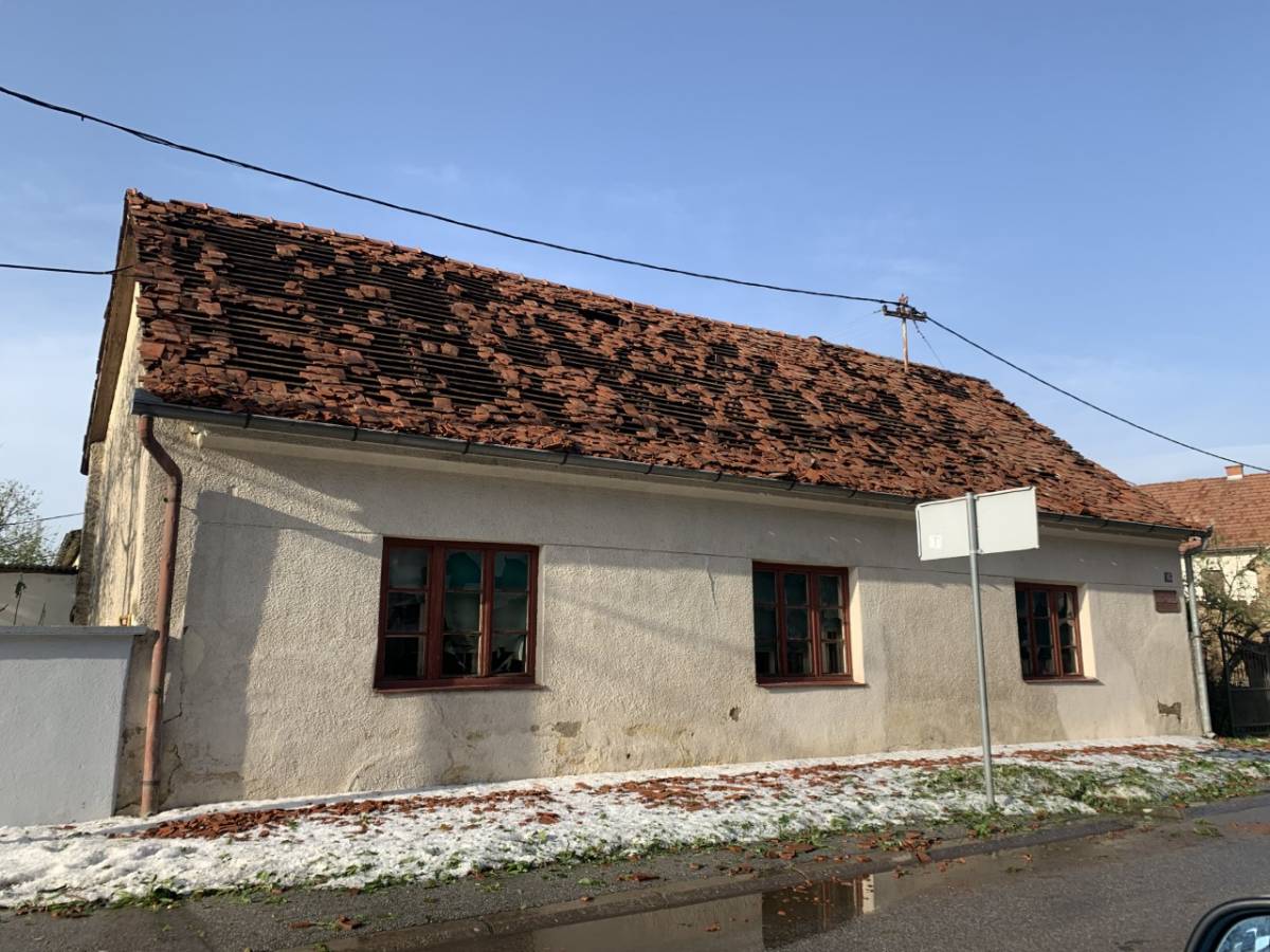 Požeština zbraja štetu: razbijeni autombili, uništeni krovovi, fasade, prozori i počupano drveće