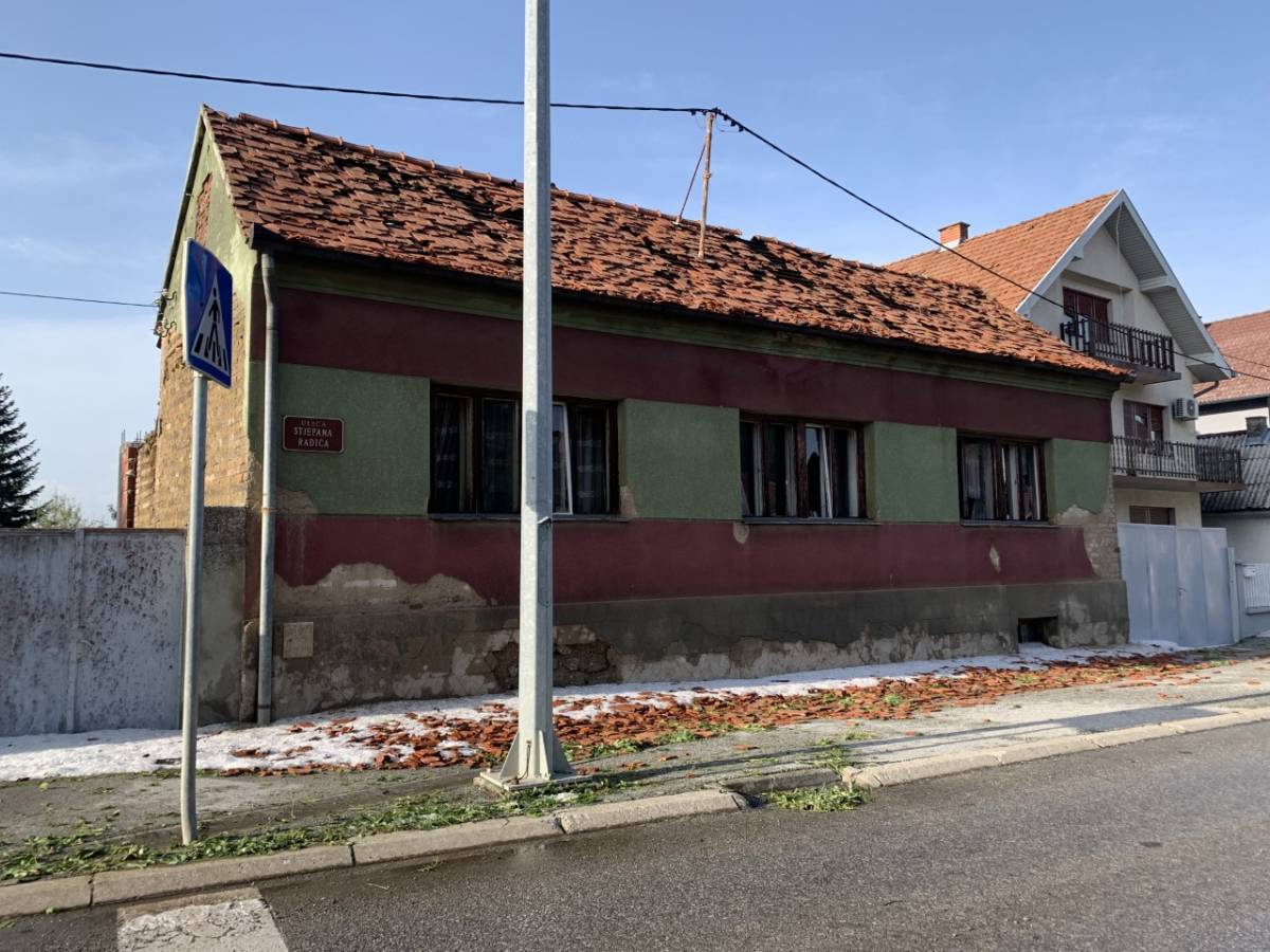 Požeština zbraja štetu: razbijeni autombili, uništeni krovovi, fasade, prozori i počupano drveće