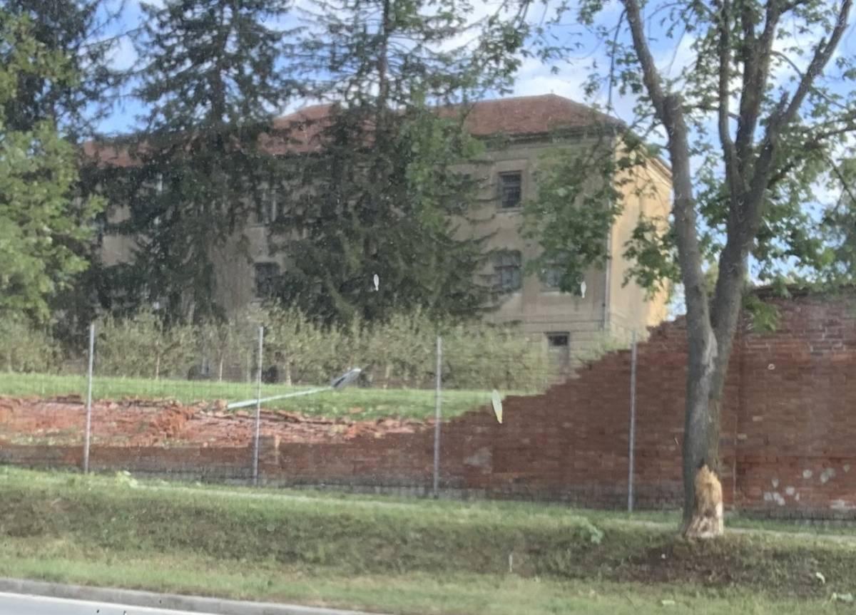 Jak vjetar urušio zid na ženskom zatvoru u Požegi