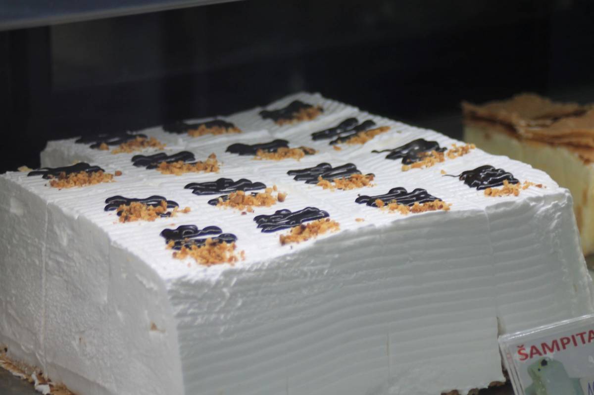 Slastičarnica Aroma kolačima i sladoledom počastila požeške vatrogasce