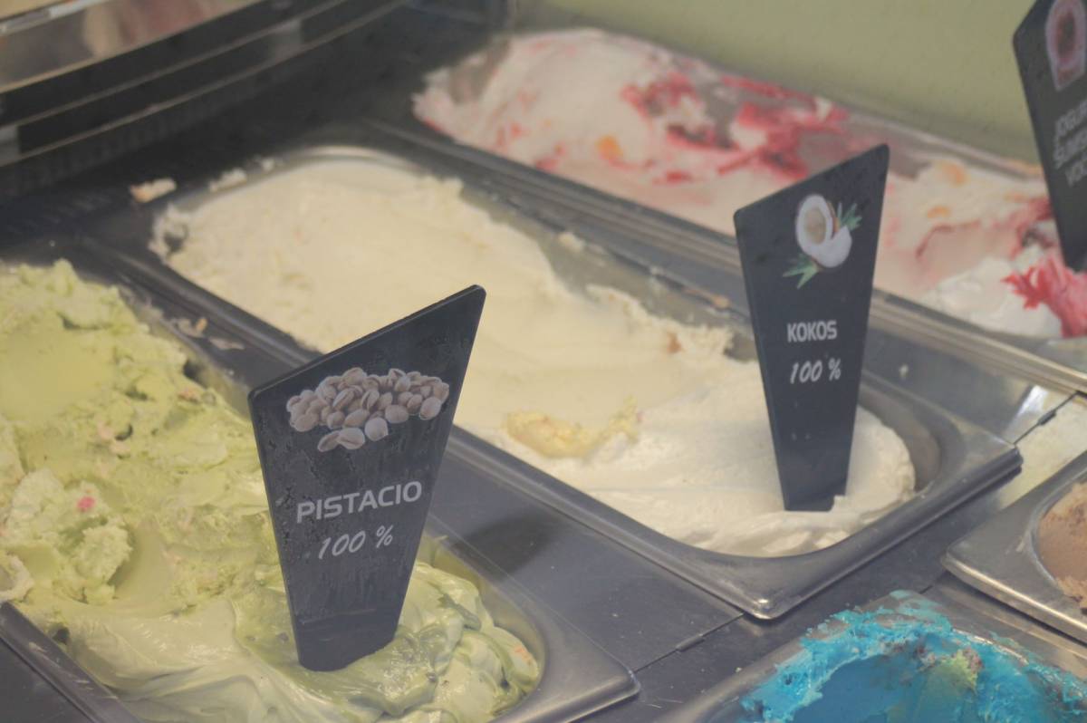 Slastičarnica Aroma kolačima i sladoledom počastila požeške vatrogasce