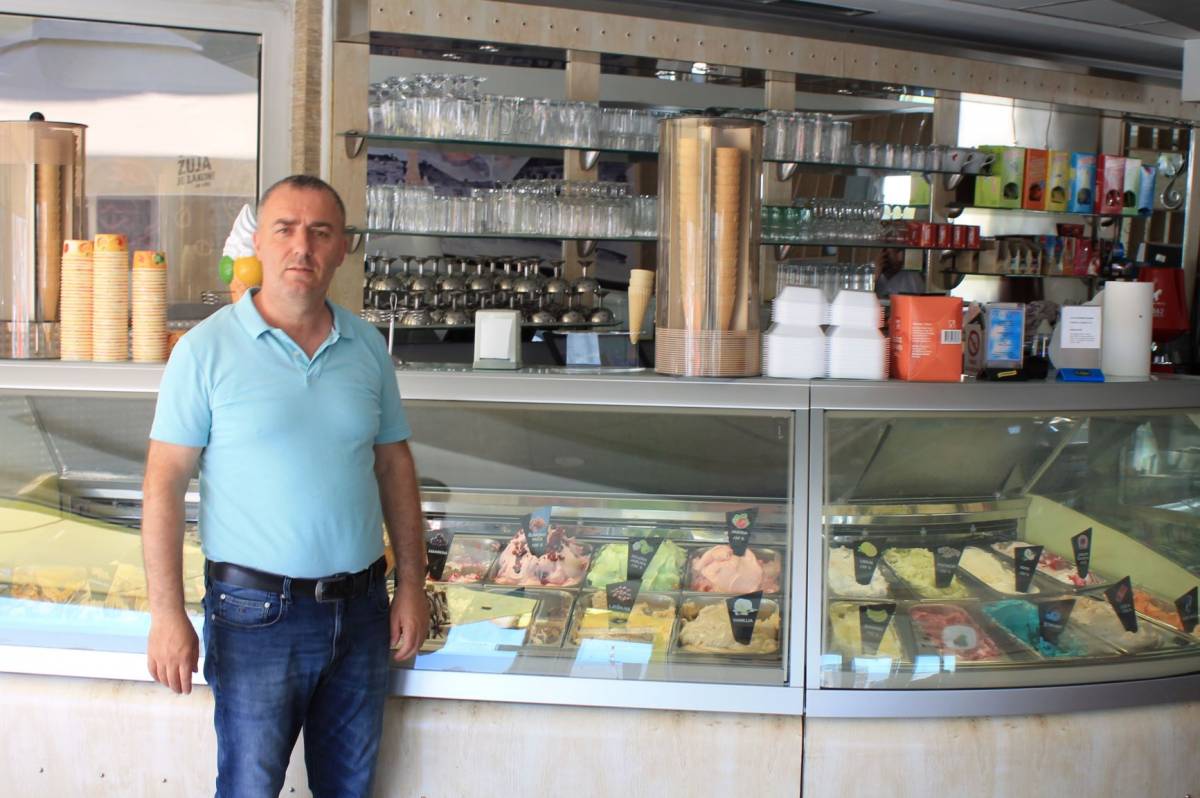 Slastičarnica Aroma kolačima i sladoledom počastila požeške vatrogasce