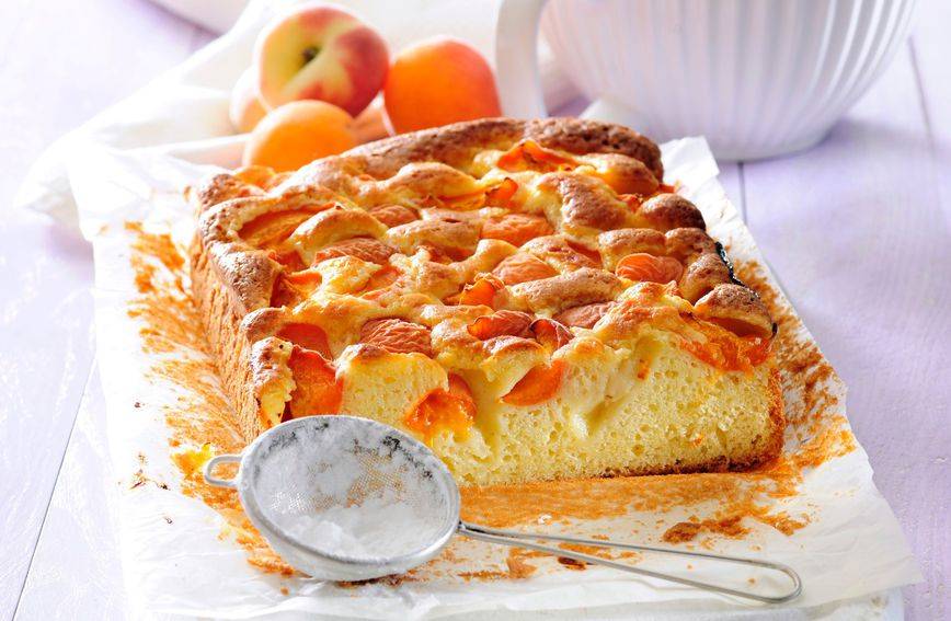 Kolač na čaše: Recept za sočni biskvit od jogurta s breskvama