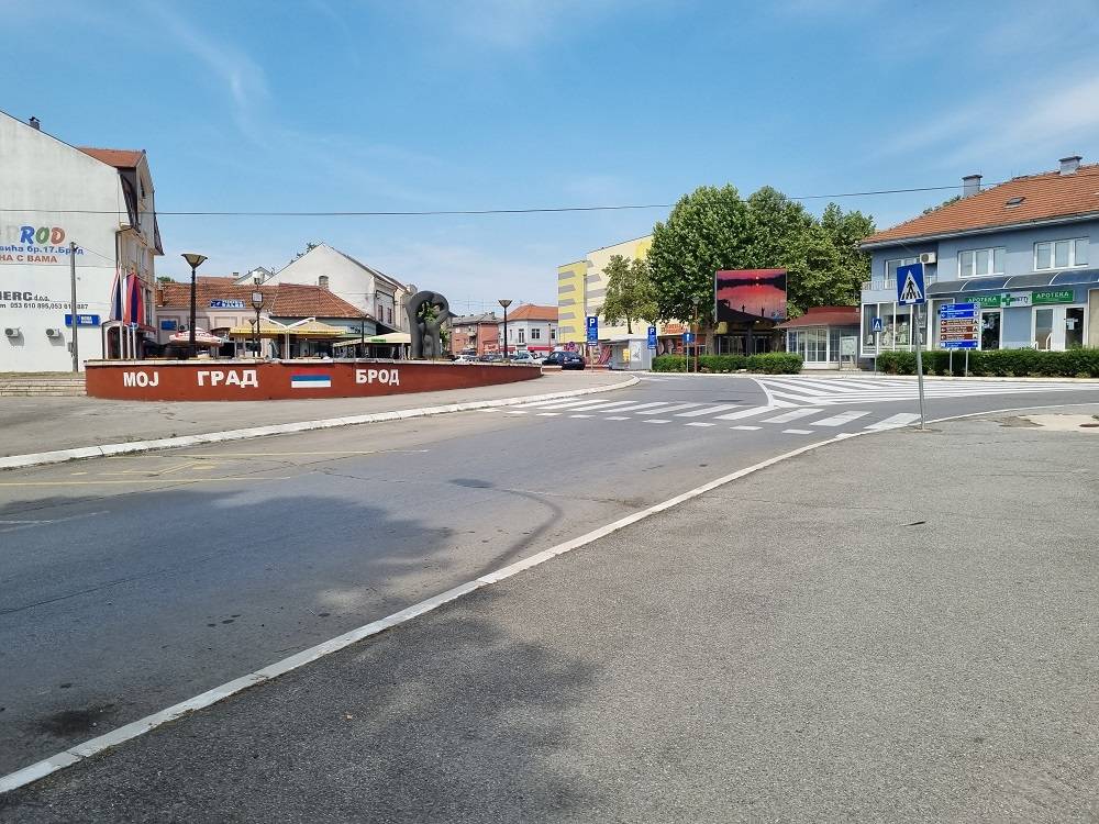 SHOPPING MEKA PATI ZBOG KORONE: Ulice Bosanskog Broda prazne nedjeljom