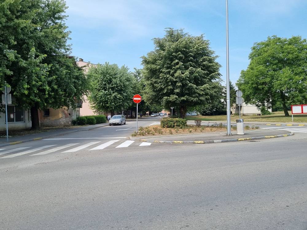 SHOPPING MEKA PATI ZBOG KORONE: Ulice Bosanskog Broda prazne nedjeljom