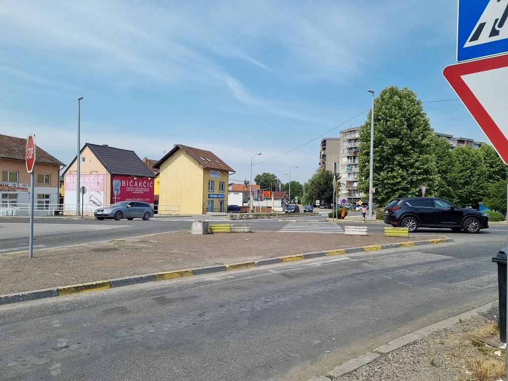 SHOPPING MEKA PATI ZBOG KORONE: Ulice Bosanskog Broda prazne nedjeljom