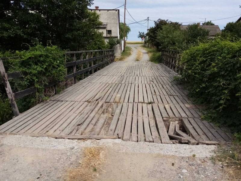 Novi problemi za poljoprivrednike: Raspada se drveni most u Mlinskoj ulici