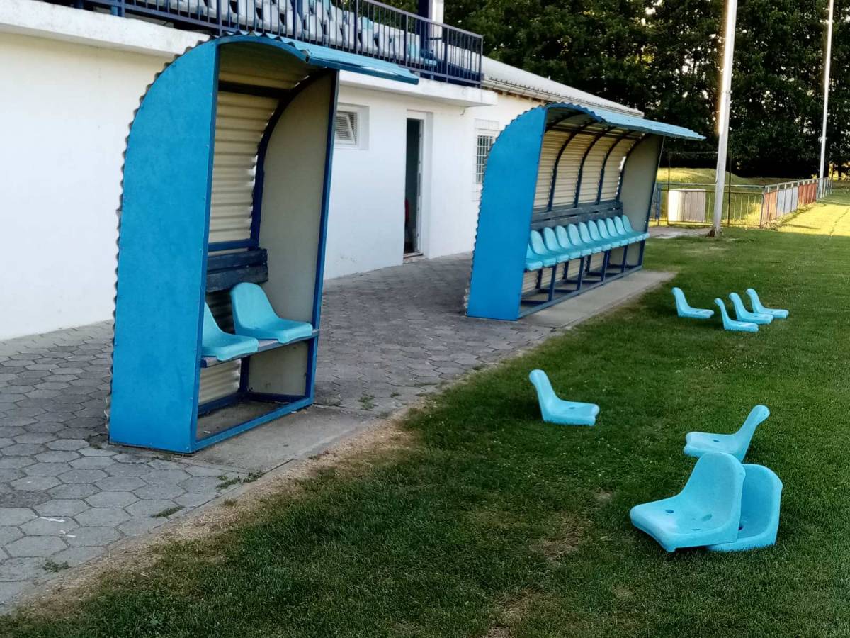 Na igralištu Grabovac u Mihaljevcima postavljene sjedalice na tribinu i na kućice za rezervne igrače