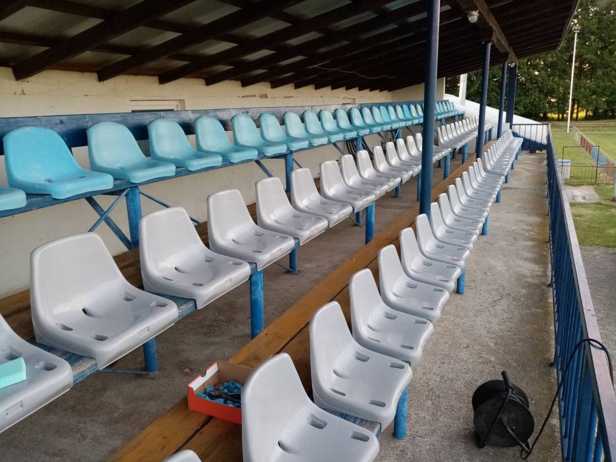 Na igralištu Grabovac u Mihaljevcima postavljene sjedalice na tribinu i na kućice za rezervne igrače