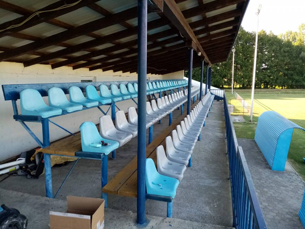 Na igralištu Grabovac u Mihaljevcima postavljene sjedalice na tribinu i na kućice za rezervne igrače