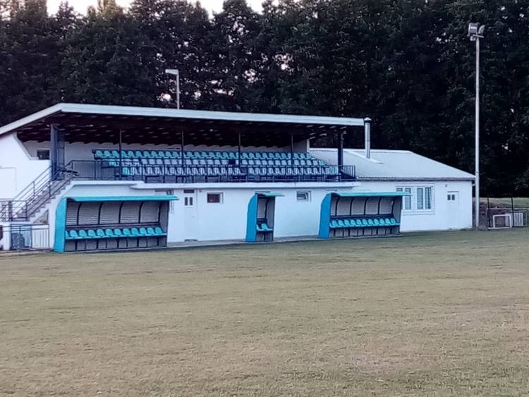 Na igralištu Grabovac u Mihaljevcima postavljene sjedalice na tribinu i na kućice za rezervne igrače