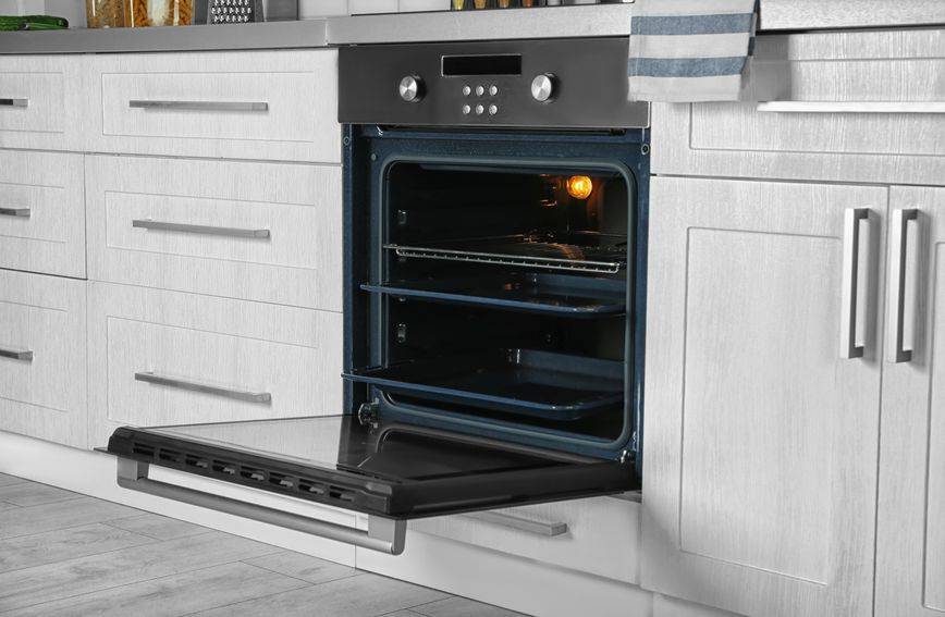 Pogledajte trik koji pećnicu čisti bolje od sode bikarbone i octa