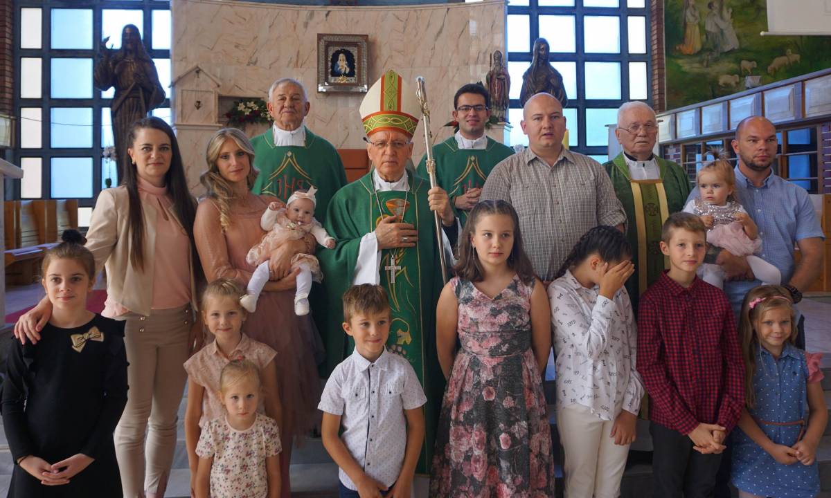 Biskup Škvorčević krstio u Pleternici peto dijete obitelji Blagojević