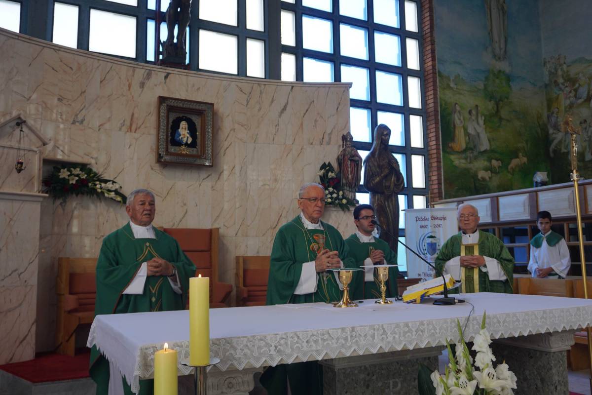 Biskup Škvorčević krstio u Pleternici peto dijete obitelji Blagojević