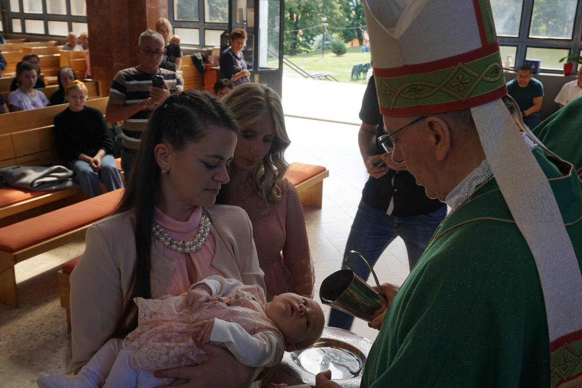 Biskup Škvorčević krstio u Pleternici peto dijete obitelji Blagojević