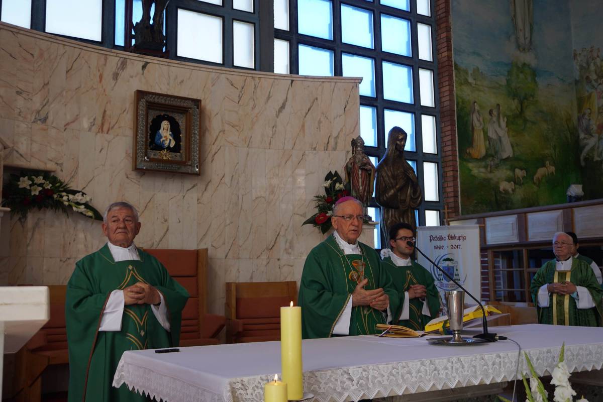 Biskup Škvorčević krstio u Pleternici peto dijete obitelji Blagojević