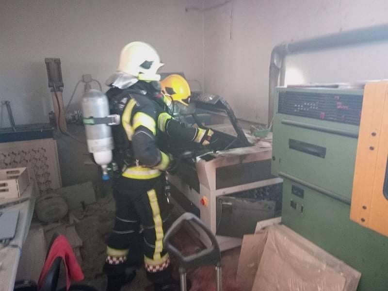 U jučerašnjem požaru gospodarske zgrade, gorio stroj za lasersko graviranje i rezanje drveta