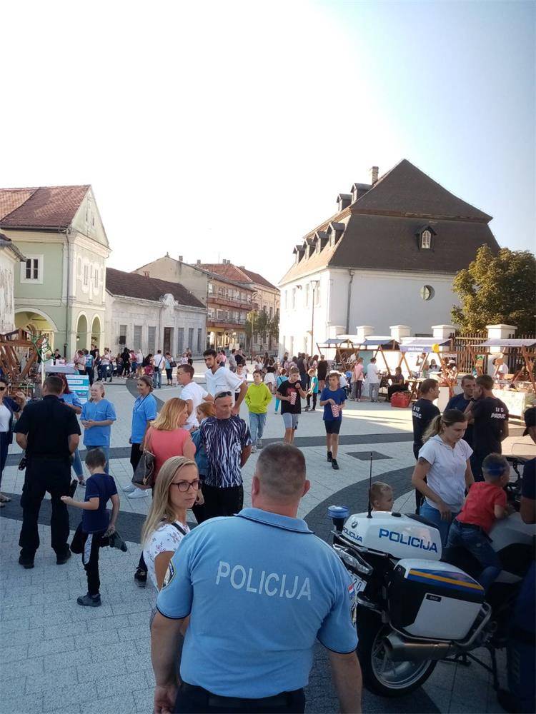 Policijski službenici PU požeško-slavonske sudjelovali na „Dječjem danu zanimanja“