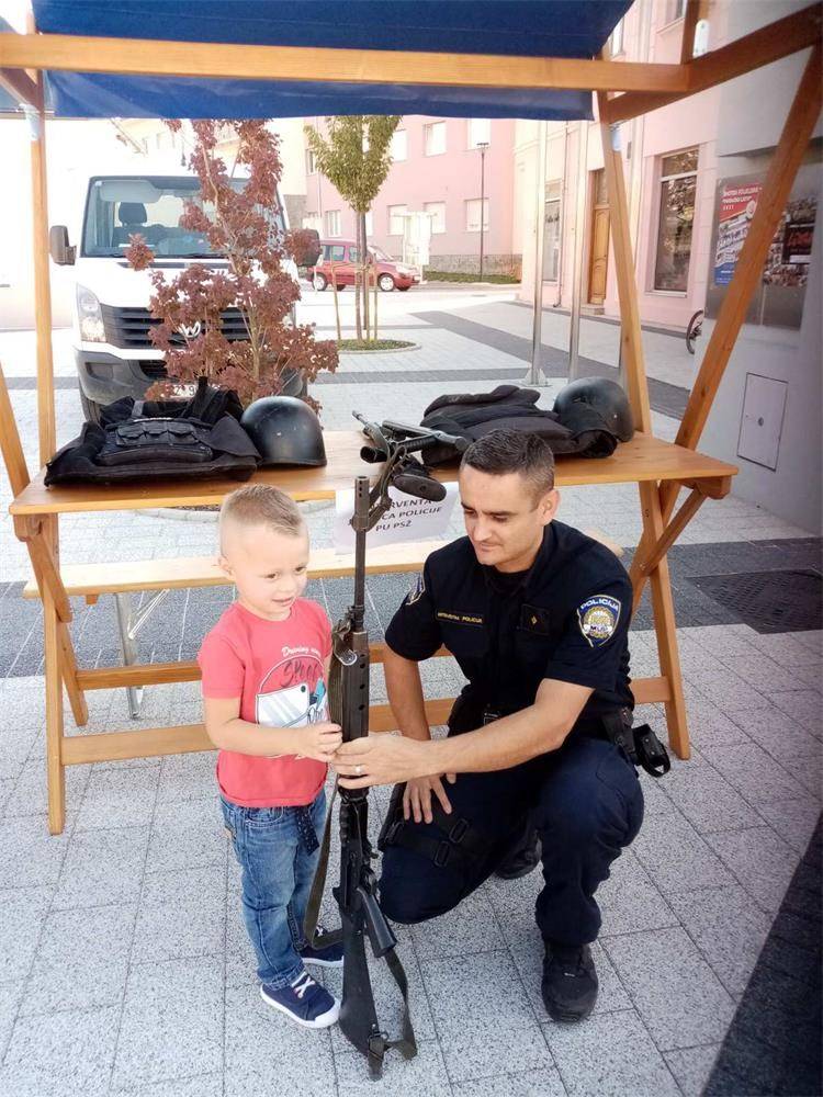 Policijski službenici PU požeško-slavonske sudjelovali na „Dječjem danu zanimanja“