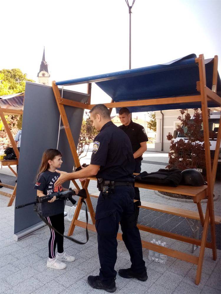 Policijski službenici PU požeško-slavonske sudjelovali na „Dječjem danu zanimanja“