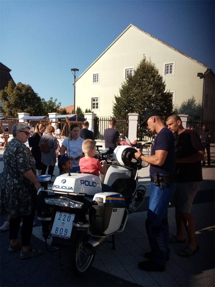Policijski službenici PU požeško-slavonske sudjelovali na „Dječjem danu zanimanja“