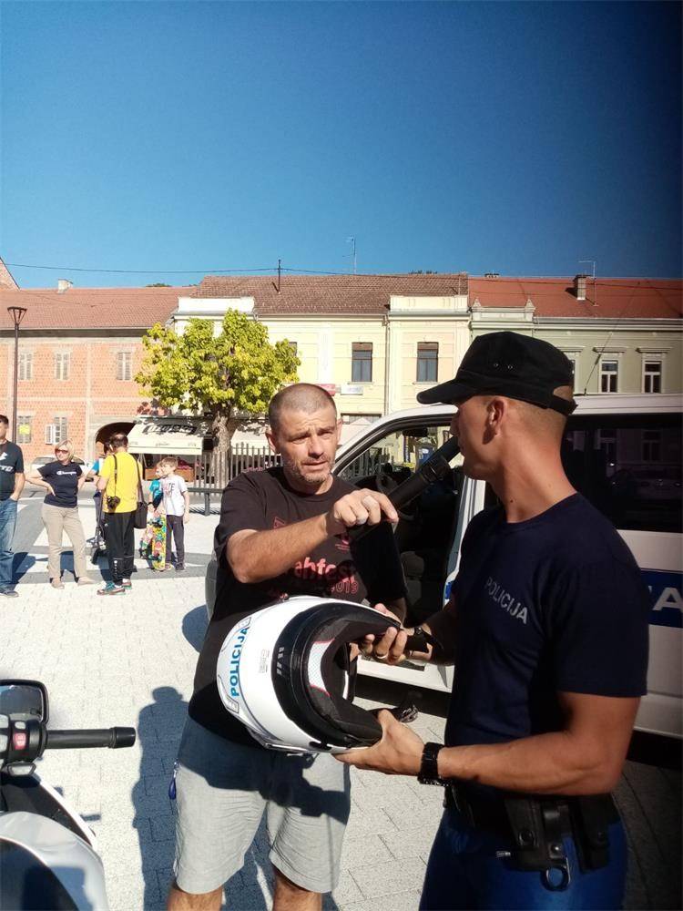 Policijski službenici PU požeško-slavonske sudjelovali na „Dječjem danu zanimanja“