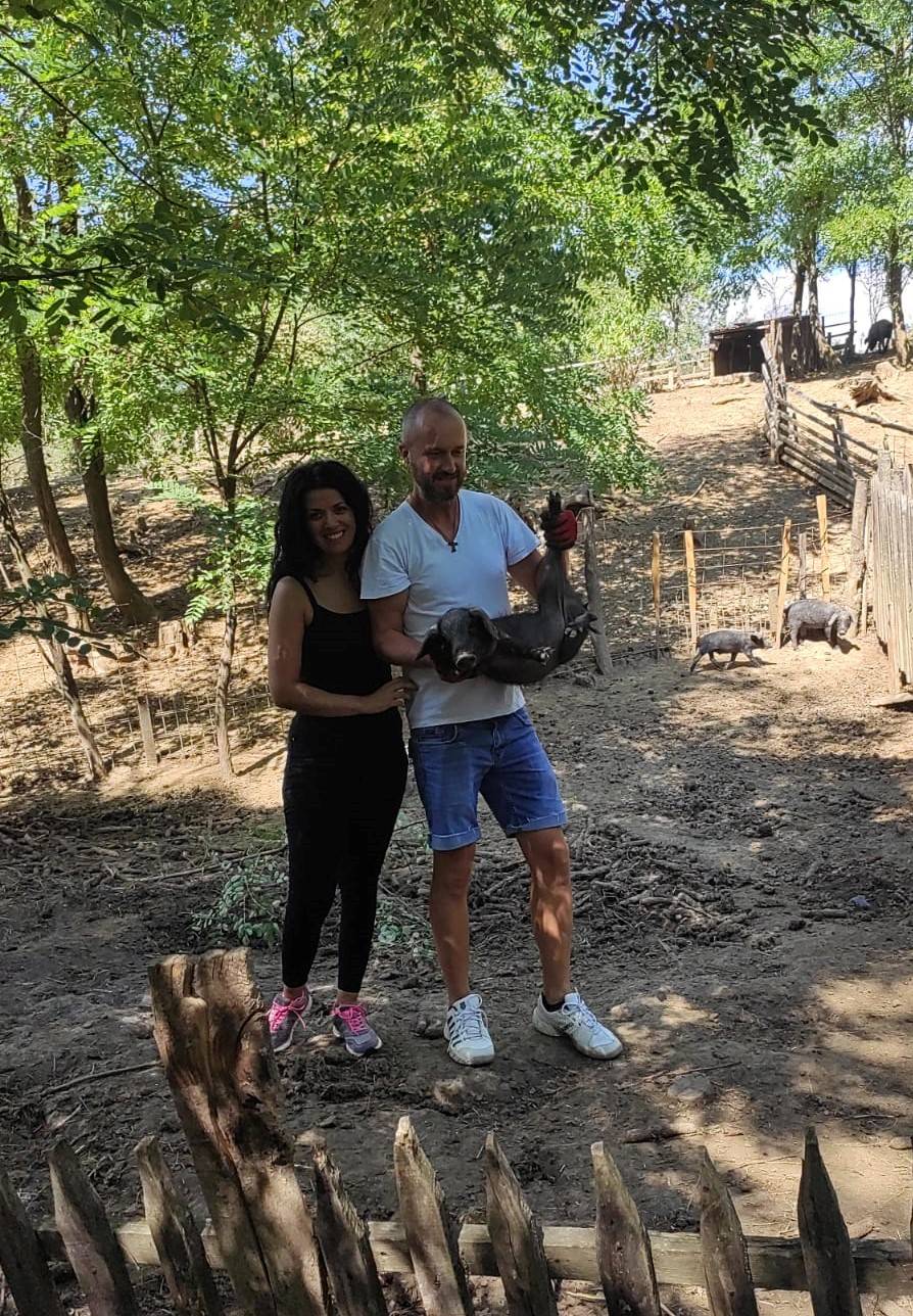 Mlada obitelj Klarić iz Biškupaca uzgaja crne svinje te nastoji očuvati tradiciju i vrijednosti slavonskog sela