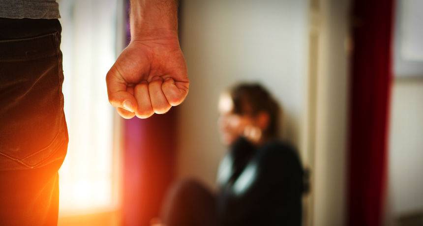 Slavonac tukao kćeri, suprugu gušio i vrijeđao. Ne ide u zatvor jer se ʺpromijenioʺ