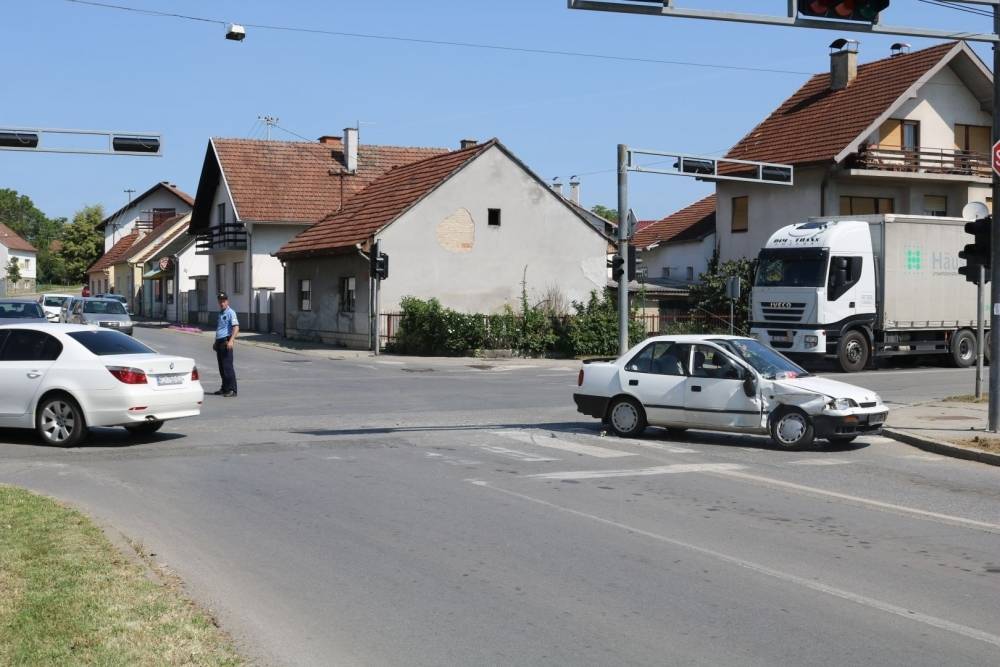 Jučer dvije prometne nesreće na istom raskrižju u Požegi
