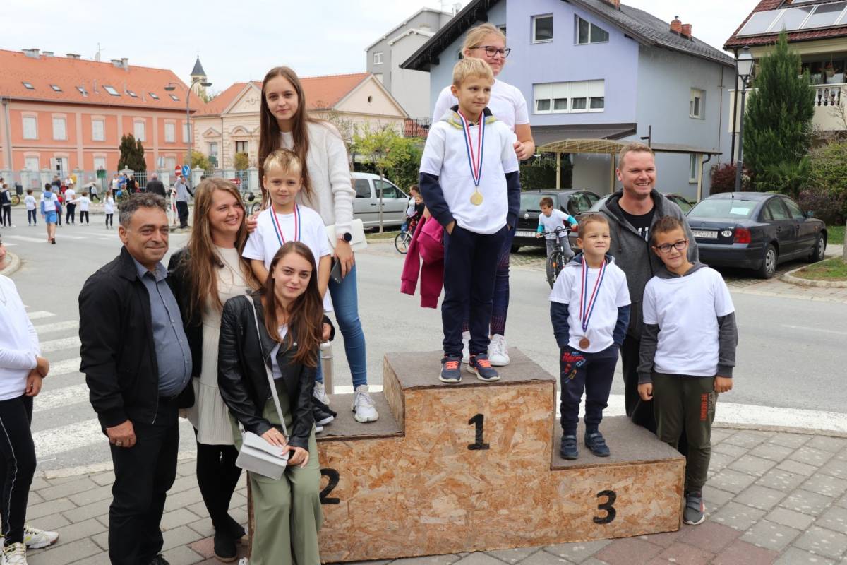 Osnovnoškolci i vrtićarci biciklirali ulicama Lipika