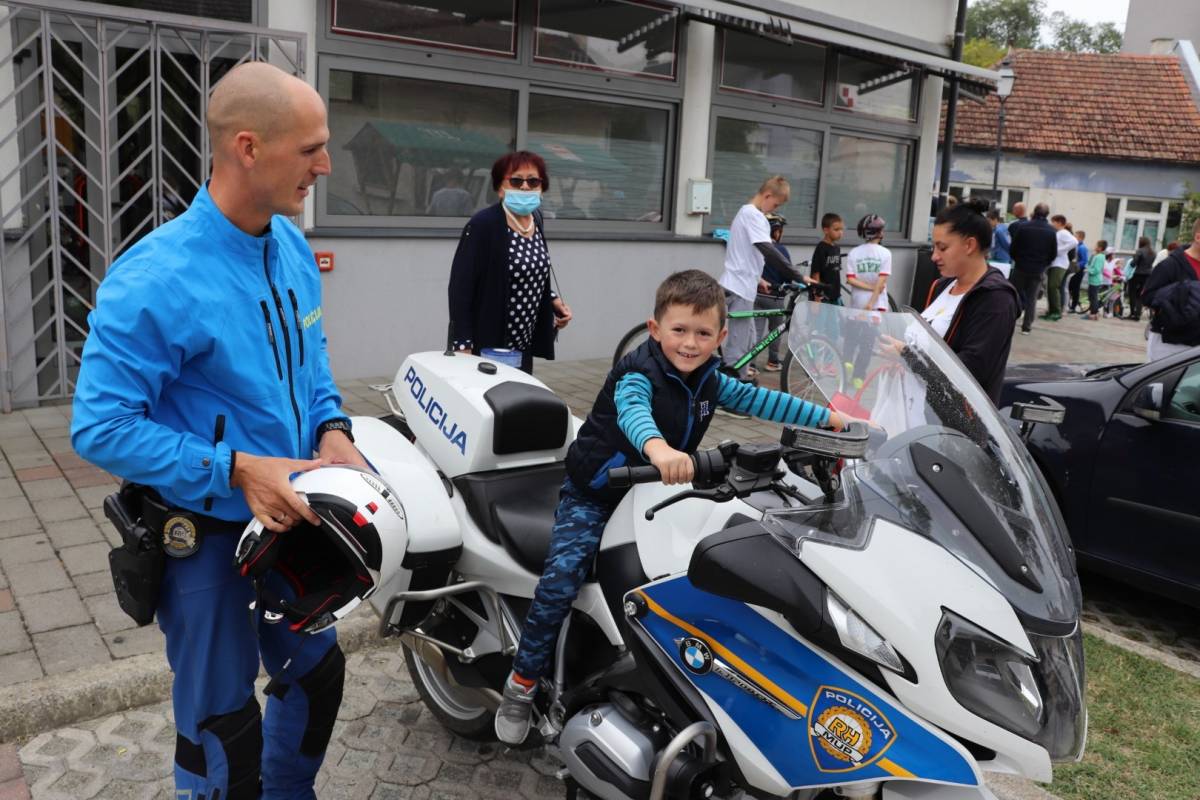 Osnovnoškolci i vrtićarci biciklirali ulicama Lipika