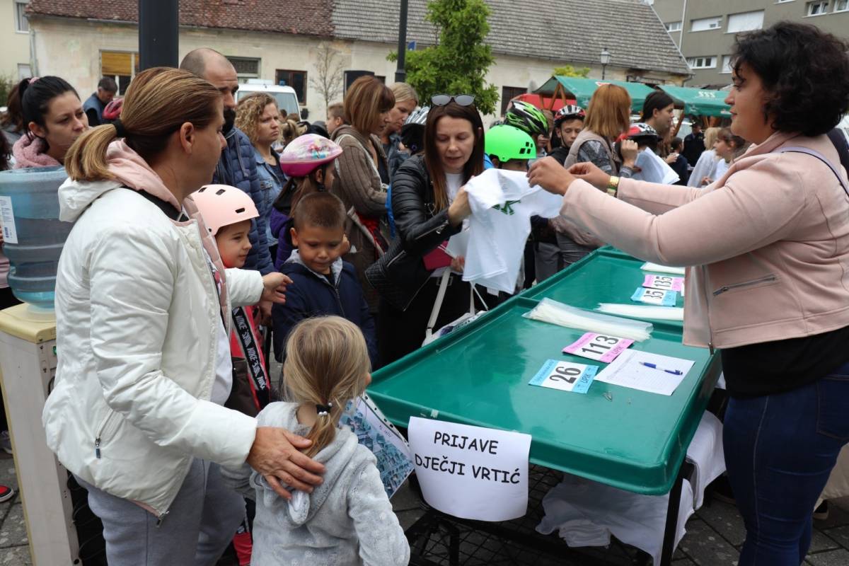 Osnovnoškolci i vrtićarci biciklirali ulicama Lipika