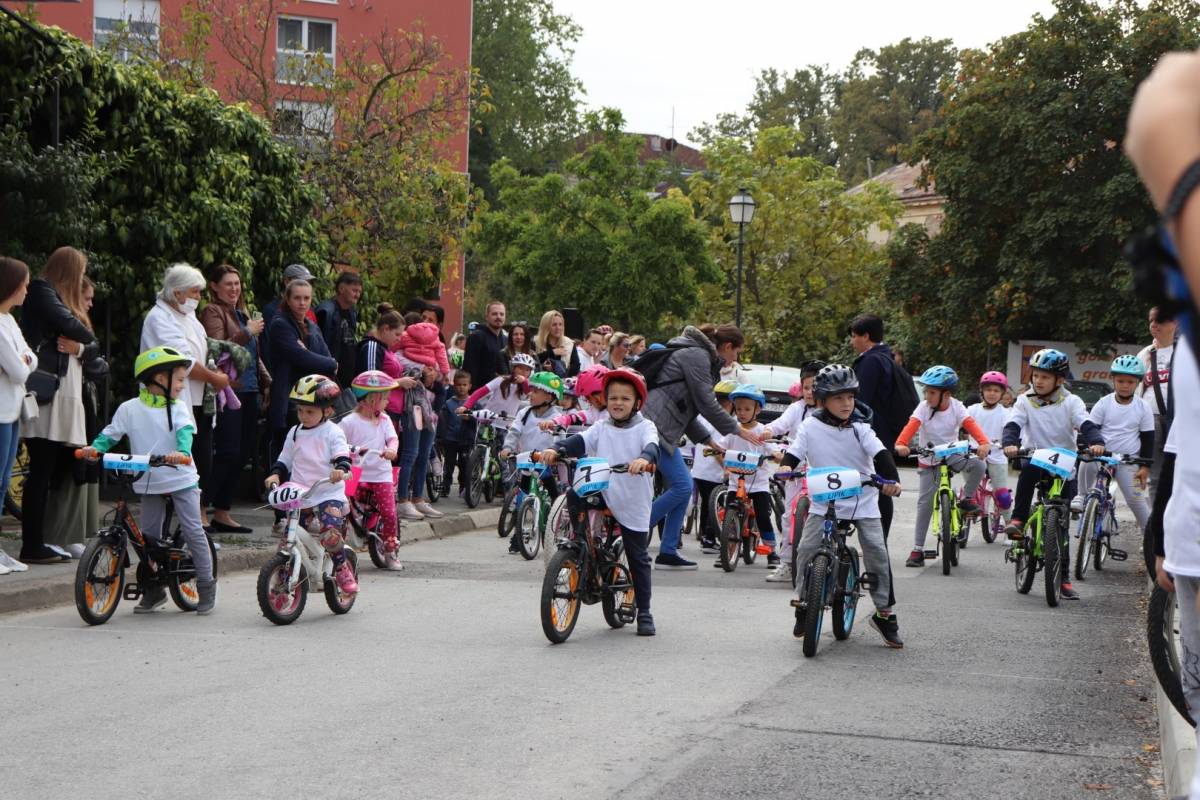 Osnovnoškolci i vrtićarci biciklirali ulicama Lipika
