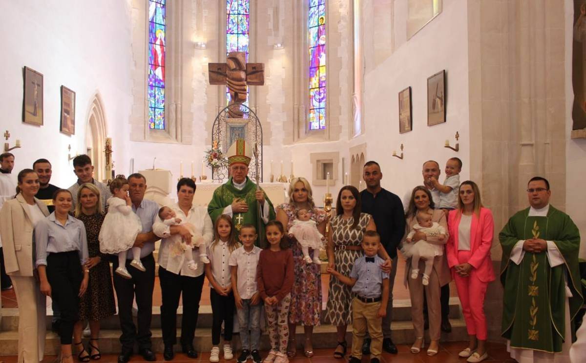Biskup Škvorčević u Voćinu uveo u službu nove Župne pastoralne vjećnike te krstio djecu u tri obitelji 