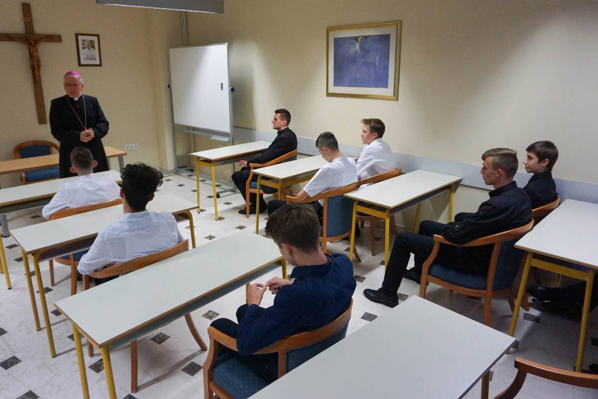 Biskup Škvorčević pohodio Kolegij Požeške biskupije na početku školske godine