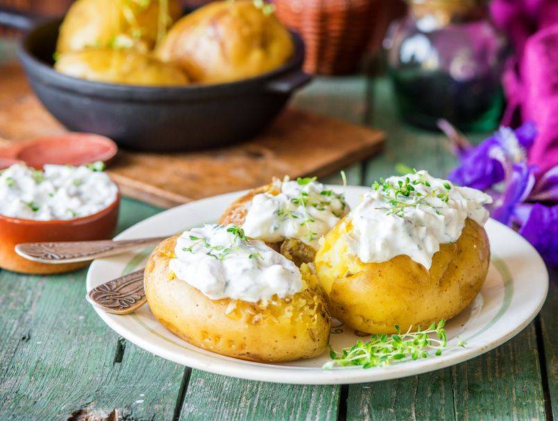 Brzo i jednostavno: Recept za pečeni krumpir sa špekom i finim umakom od vrhnja