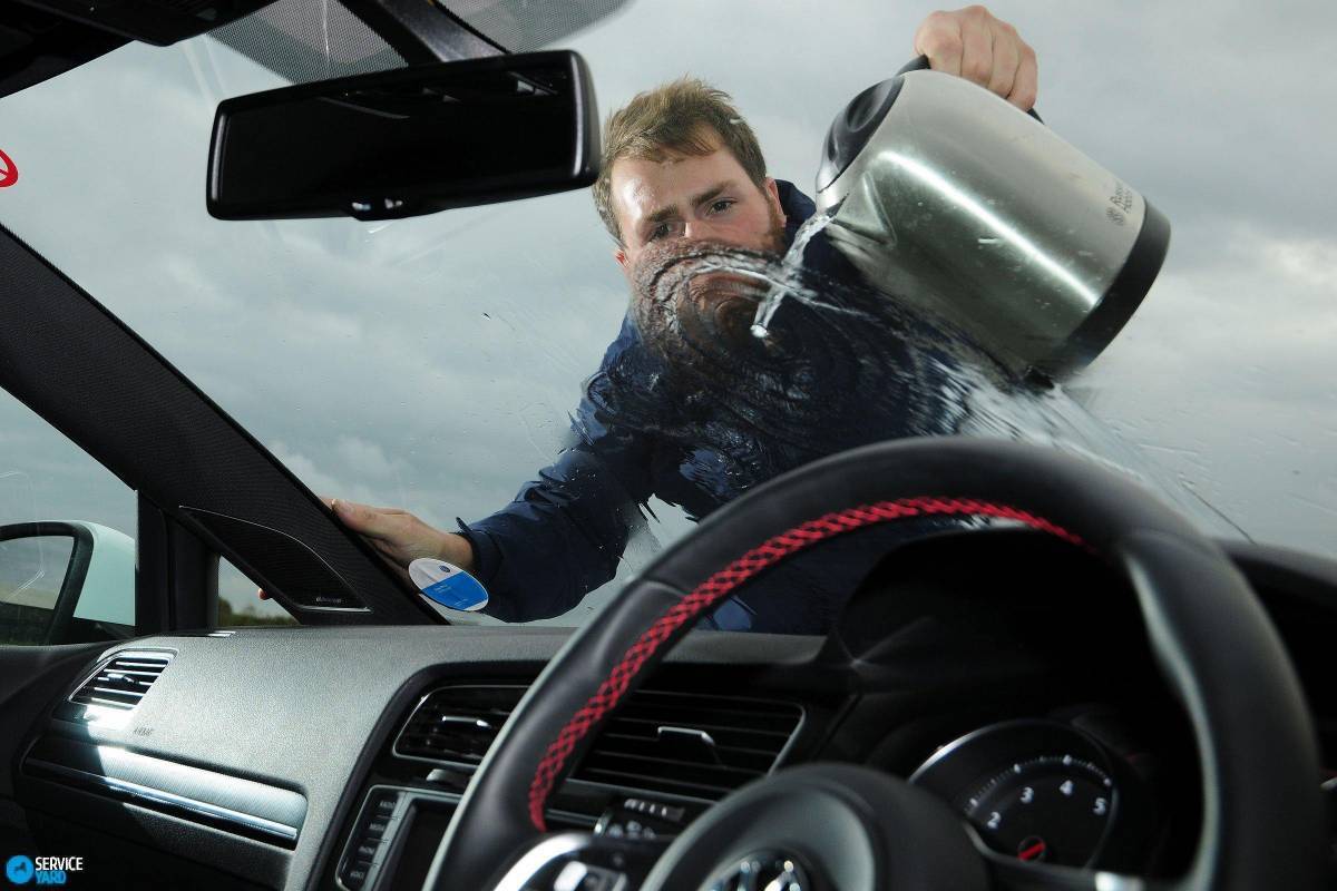 Zamrznuta stakla na vozilima nikako ne polijevajte mlakom ili vrućom vodom