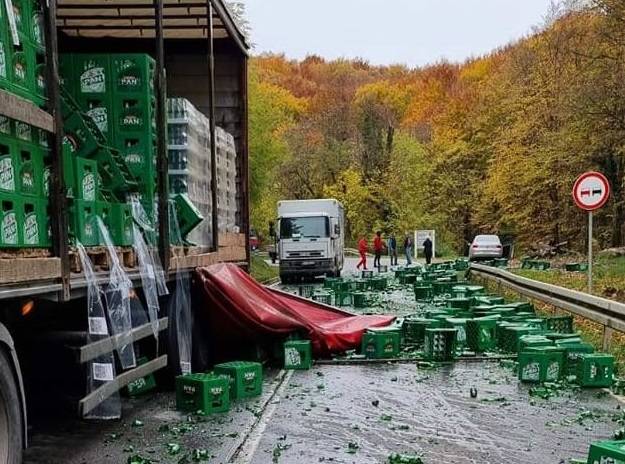 GAJBE ISPALE IZ ŠLEPERA: Jučer je u Vukojevici cestom teklo pivo...