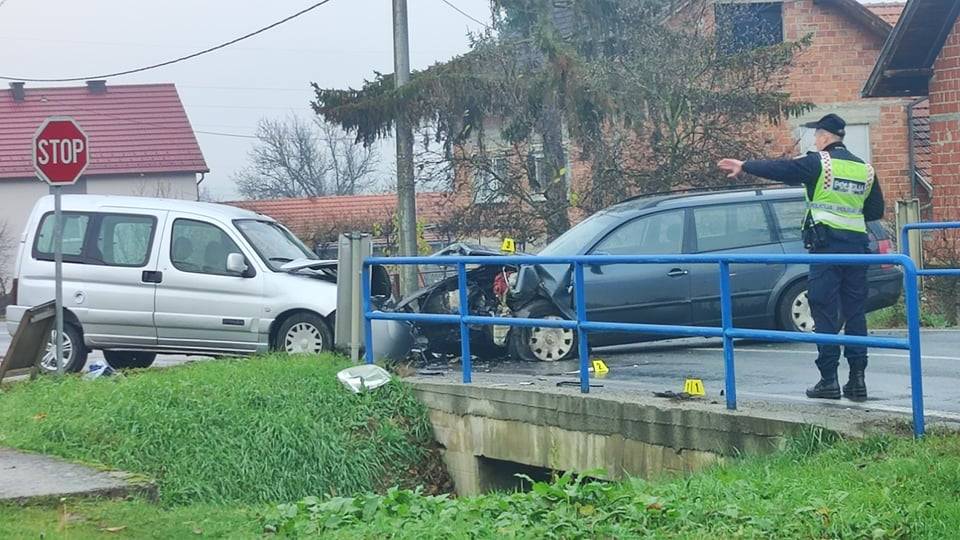 Jutros frontalni sudar u Blacku, jednu osobu odvezla Hitna pomoć