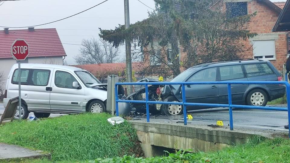 Jutros frontalni sudar u Blacku, jednu osobu odvezla Hitna pomoć