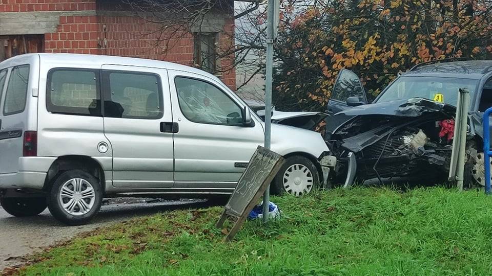 Jutros frontalni sudar u Blacku, jednu osobu odvezla Hitna pomoć