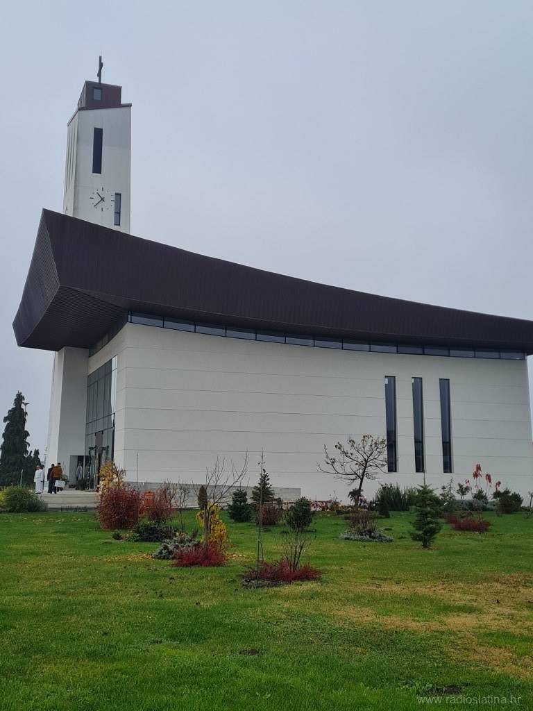 Biskup Škvorčević posvetio novoizgrađenu župnu crkvu bl. Ivana Merza u Slatini