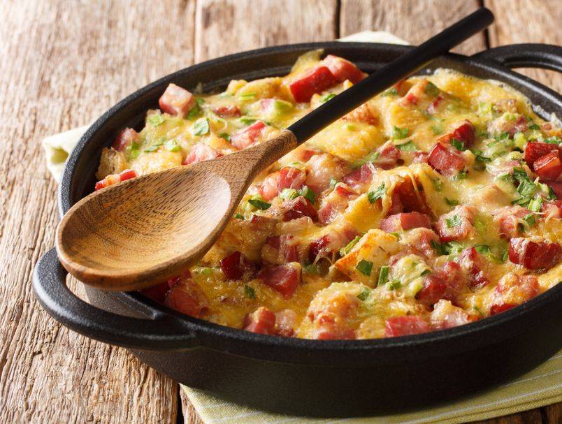 Za doručak, ručak ili večeru: Recept za pečena jaja, kobasice i sir iz pećnice za cijelu obitelj